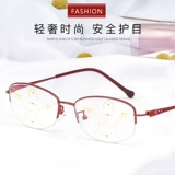 Старое цветочное зеркало девочки находятся далеко от двух применений, чтобы наблюдать, как три используют модные моды с высоким содержанием высокого уровня, радиационная анти -радиационная анти -легочная световая усталость Ультра -свет