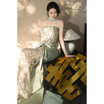 The new Chinese-style morning dress for the bride exudes a sense of high-end elegance and beauty. It is a lace retro strapless wedding dress