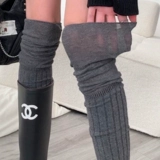 Кто знает, коленные носки и ботинки действительно красивы!Черно -серое высокое сочетание цвета, ленивые, повседневные тонкие кости