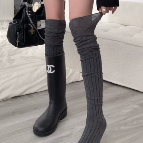Кто знает, коленные носки и ботинки действительно красивы!Черно -серое высокое сочетание цвета, ленивые, повседневные тонкие кости