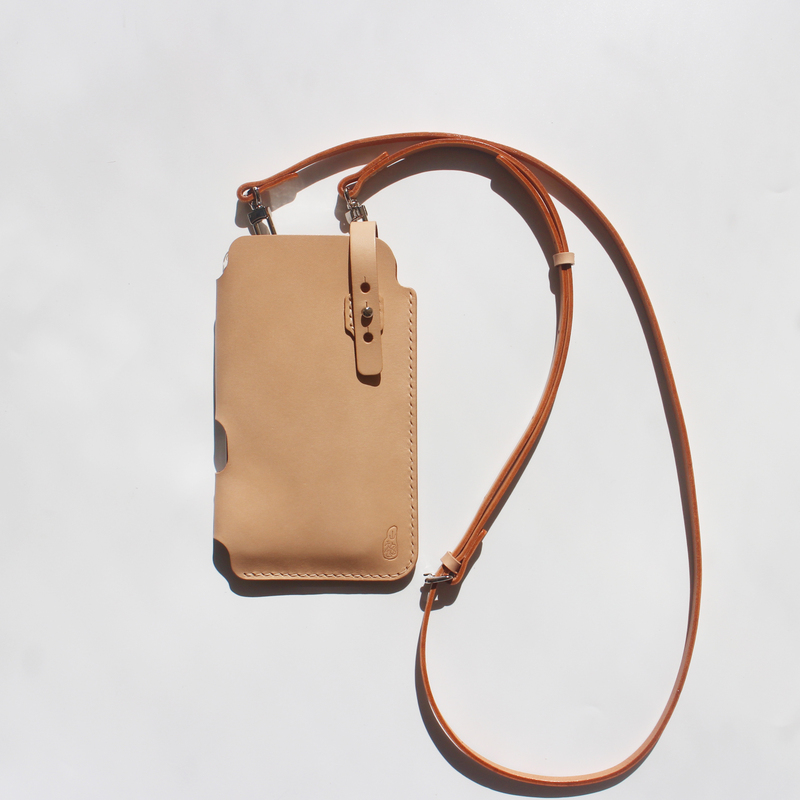 Shanwanchang Original Cowhide Leather Phone Bag Crossbody Adjustable Foldable Universal Vegetable-Tanned Handmade Small Bag for Men and Women Shanwanchang Original Cowhide Leather Phone Bag Crossbody Adjustable Foldable Universal Vegetable-Tanned Handmade Small Bag for Men and Women