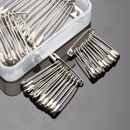 Старомодная простая маленькая детская безопасная булавка, кардиган