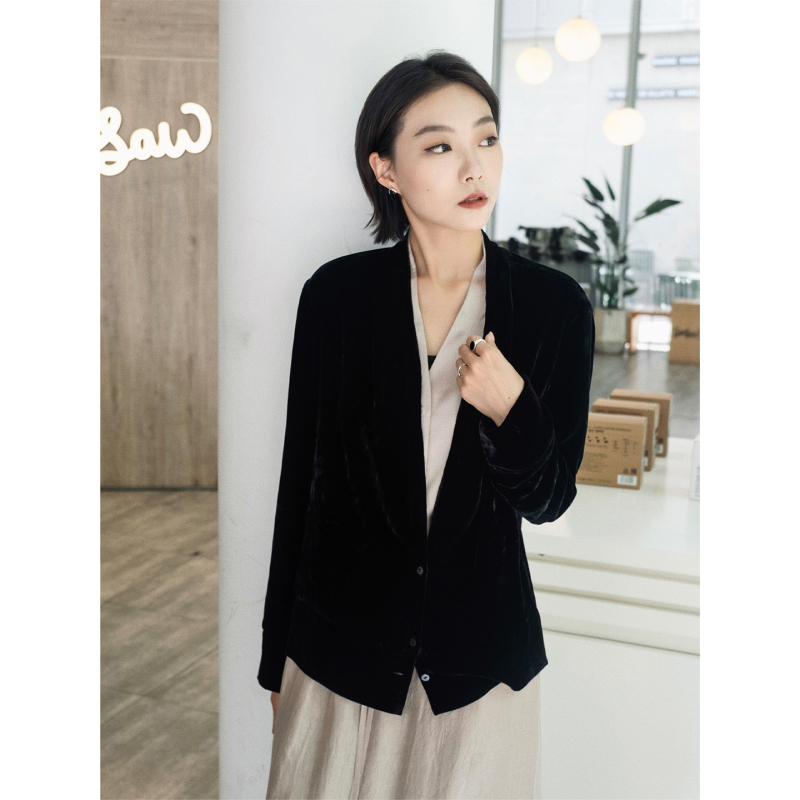 Zhou Zhou 2026 Autumn New Black Silk Velvet Long Sleeve Cardigan with Fake Two-Piece Design, Loose Fit Jacket for Women Zhou Zhou 2026 Autumn New Black Silk Velvet Long Sleeve Cardigan with Fake Two-Piece Design, Loose Fit Jacket for Women
