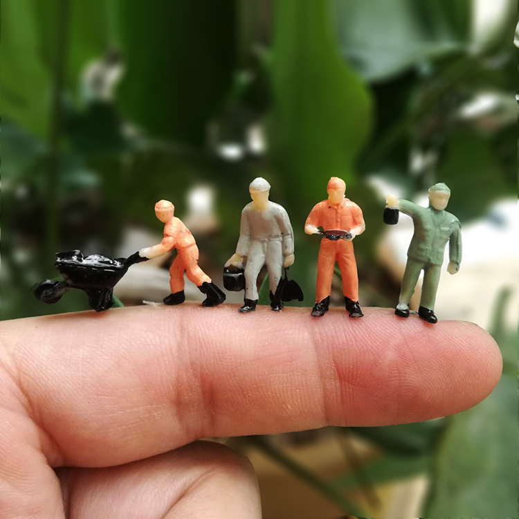 Micro shot macro photography props 1:87 color life travel villain 2cm high miner railway worker model