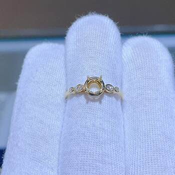 18k gold ring with moissanite diamond