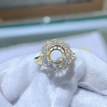 Classic 18k gold zirconium ring with moissanite diamond