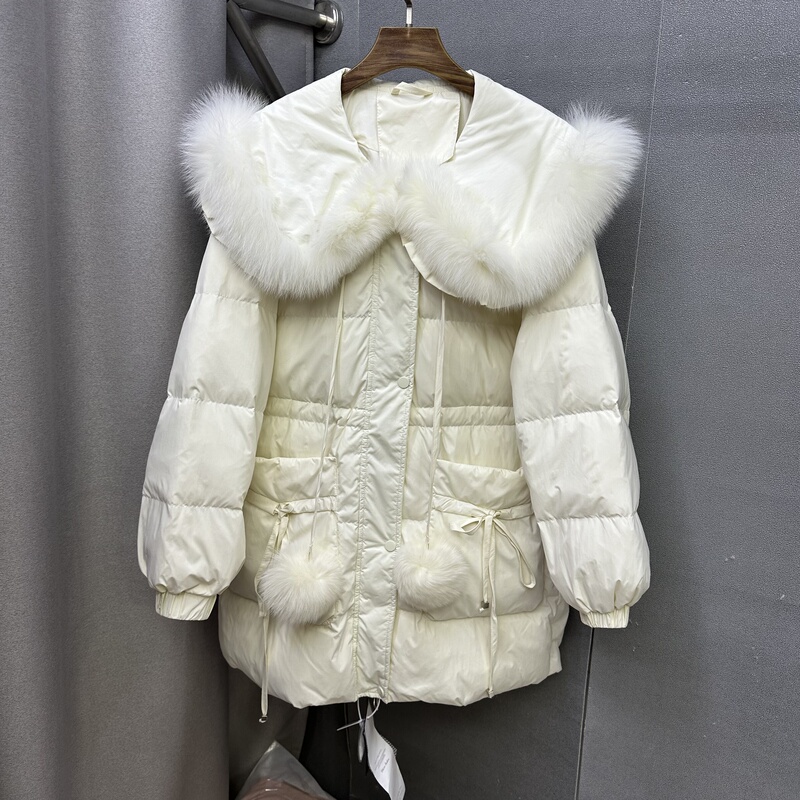 Chou Xiaoya 2025 Winter New Style Fox Fur Drawstring down Jacket with Doll Collar and Fur Ball Design, Genuine Product from the Store Chou Xiaoya 2025 Winter New Style Fox Fur Drawstring down Jacket with Doll Collar and Fur Ball Design, Genuine Product from the Store