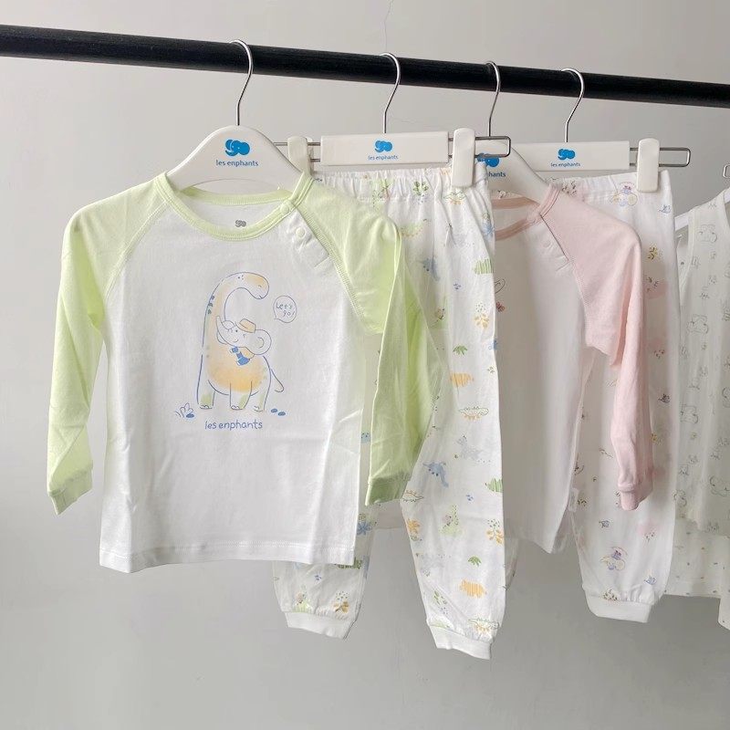 春夏向けのLiyingfangブランドの子供用下着セット／パジャマの在庫一掃セール。男の子にも女の子にもぴったりの、極薄の丸首と長袖が特徴です。
