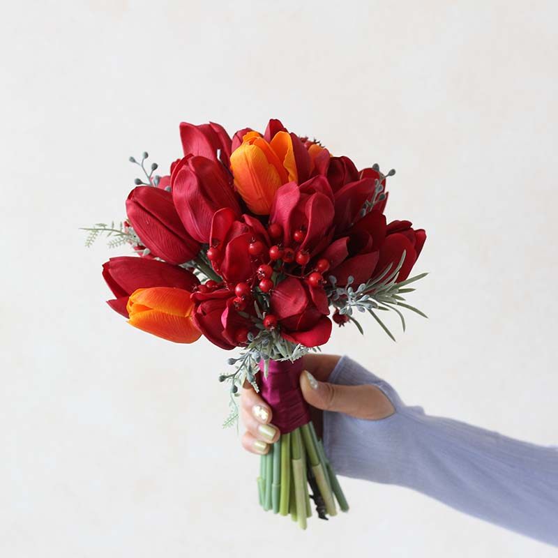 Simulation Flower Wine Red Tulip Wedding Wedding Wedding Wedding Wedding Wedding Wedding Wedding Photo of the Flowers Bride to get married and take a photo of the bouquet