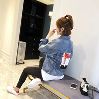 Áo khoác denim nữ mùa xuân 2019 mới dành cho nữ phiên bản Hàn Quốc thời trang lỗ thủng in ngắn phần Hồng phong cách quần áo denim lỏng lẻo - Áo khoác ngắn áo khoác dạ nữ