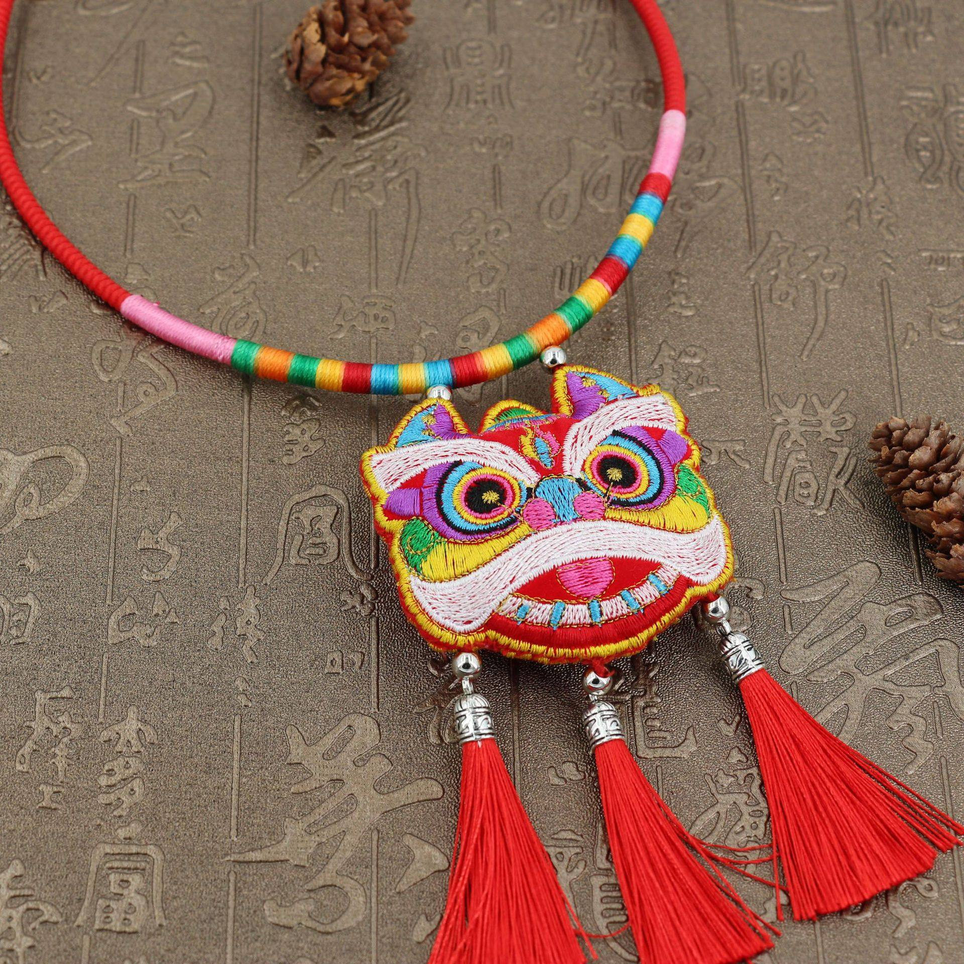 Catch Weekly Folk Crafts Country Tide Waking Lion Baby Donuted Accessories Collar Bifacial Embroidered Hand Sewn Lion Pendant