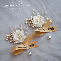 Пара корсажей с нотами шампанского для подружек невесты и жениха в небольшой прозрачной коробочке.