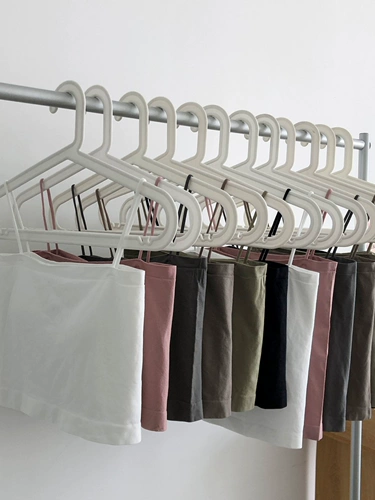 Короткий нижний жилет Women 2025 Новый стиль внутри износа с грудными подушками и красивым дизайном спины ниша.