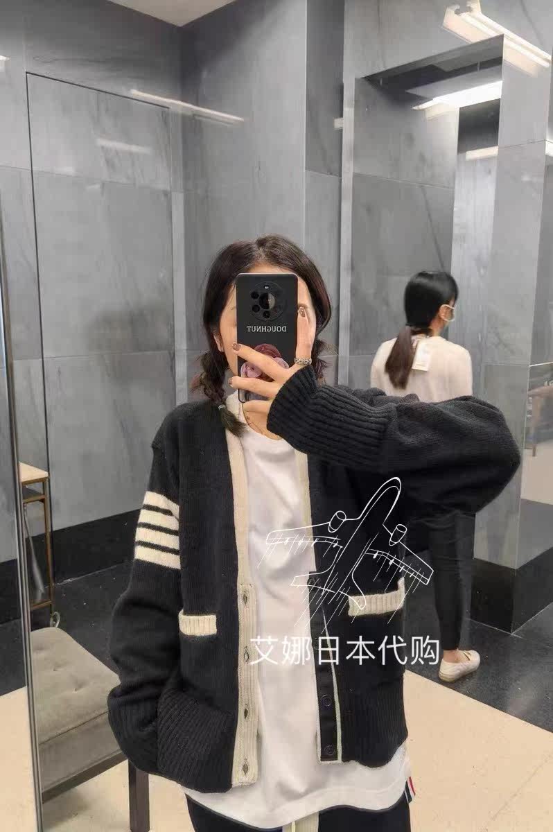 Aina Thom Browne21 autumn winter paragraph V collar four-bar knit cardiovert sweater male and female