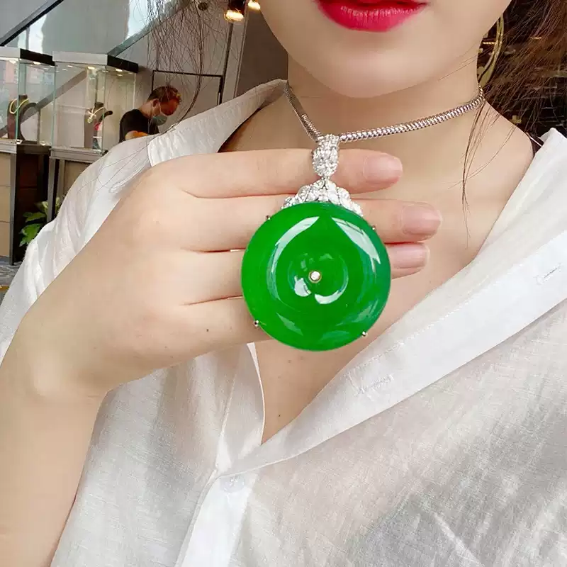 金18Kゴールド金製、無処理糯冰種天然本翡翠、翡翠の平安扣ペンダント K18 金ゴールドミャンマー産本翡翠薄黄翡翠氷種福豆ペンダント陽緑