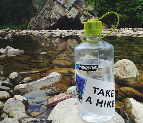 Импортный классический спортивный вместительный и большой портативный ударопрочный слюнявчик со стаканом, США