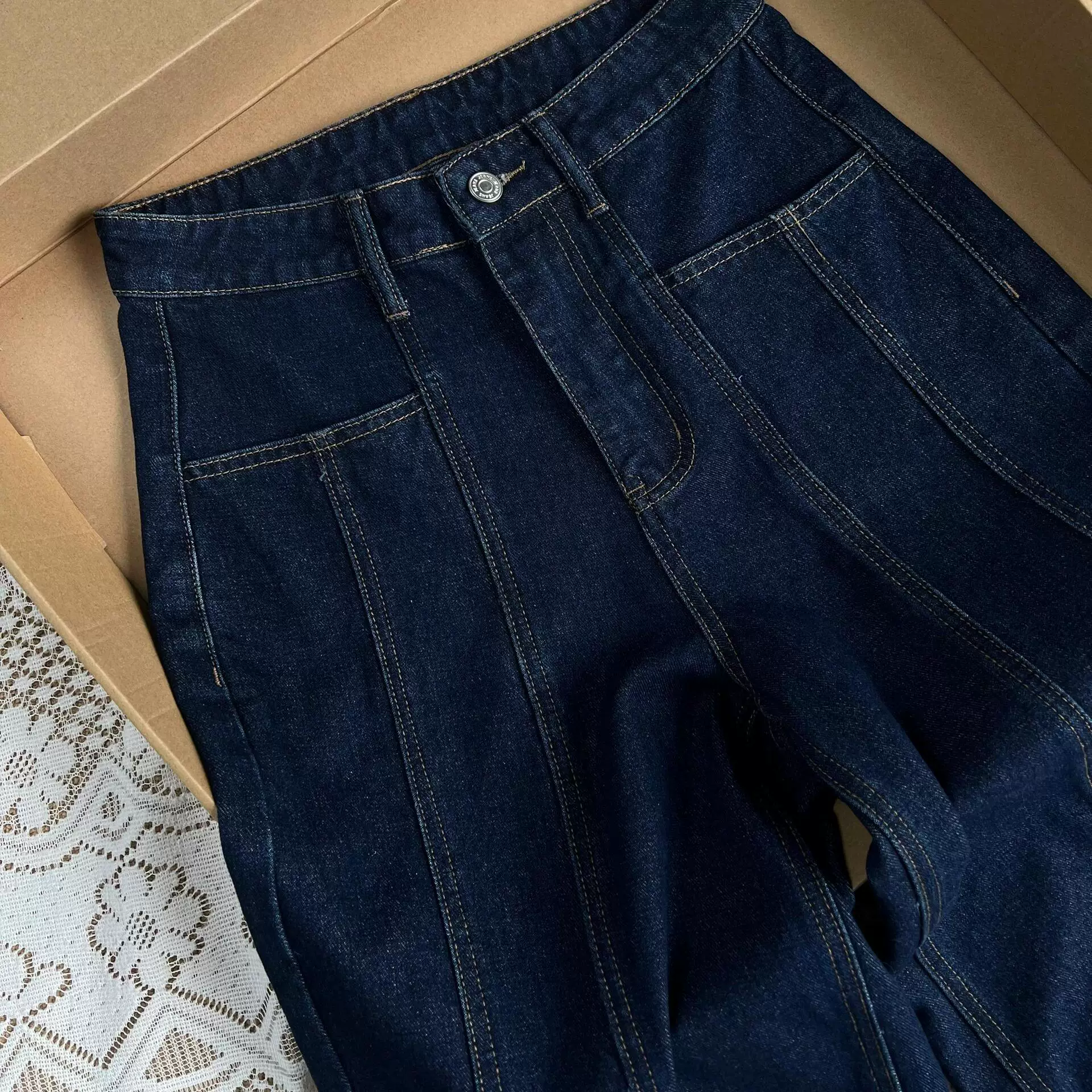 Дизайн осенних джинсов, брюки, leggings, тренд сезона, высокий пояс, свободный крой