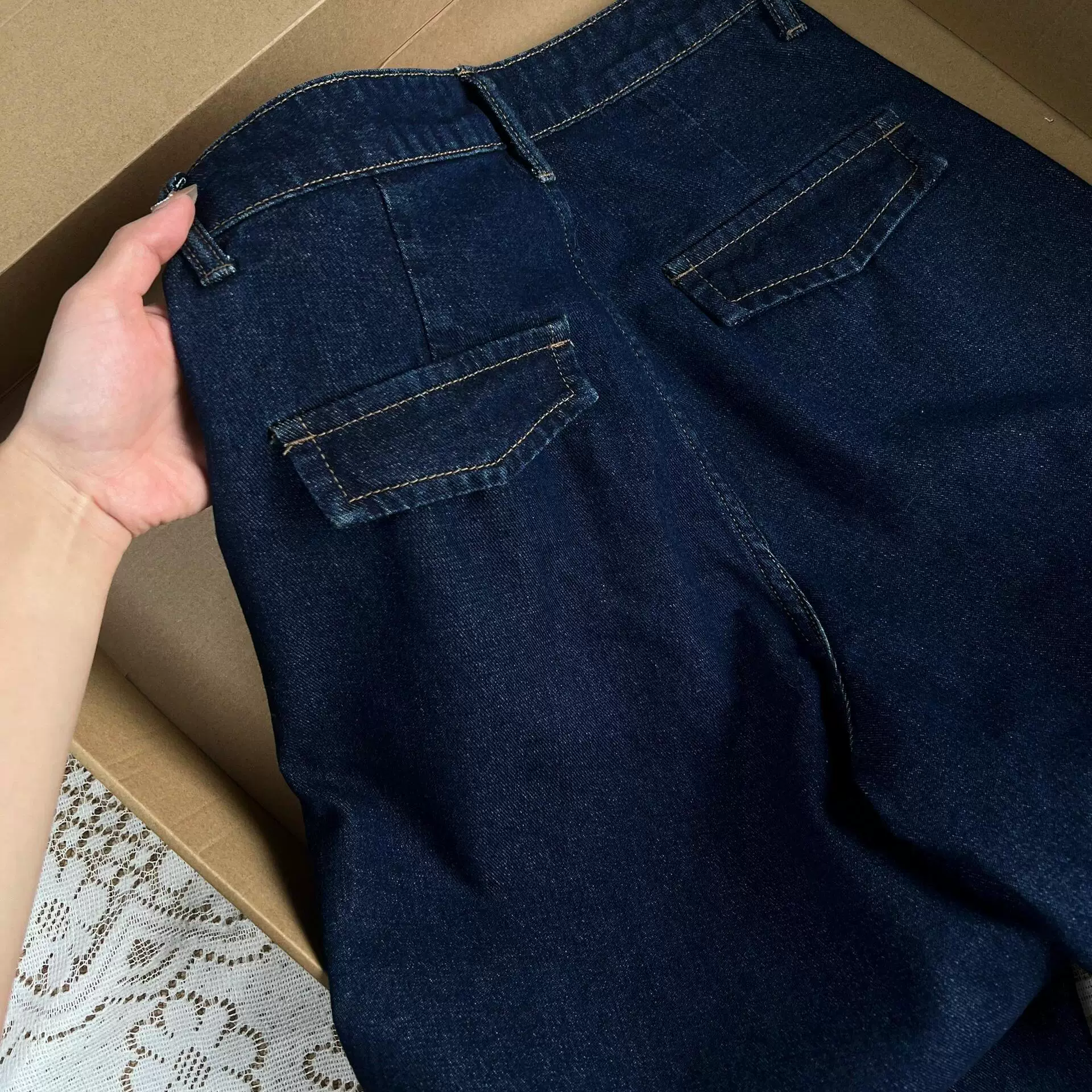 Дизайн осенних джинсов, брюки, leggings, тренд сезона, высокий пояс, свободный крой