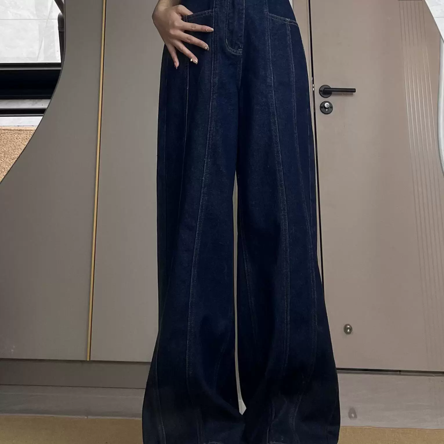 Дизайн осенних джинсов, брюки, leggings, тренд сезона, высокий пояс, свободный крой