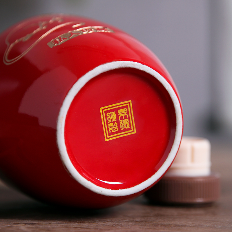Jingdezhen ceramic zodiac bottle with gift box home 1 catty sealing small jar creative archaize wind hip flask