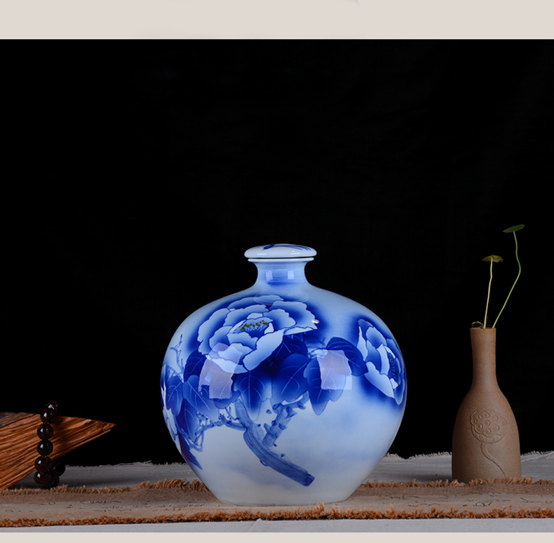 Jingdezhen blue and white mercifully hand - made ceramic bottle to collect the empty bottles of wine jar bottle storage bottle 5 jins of 10 jins