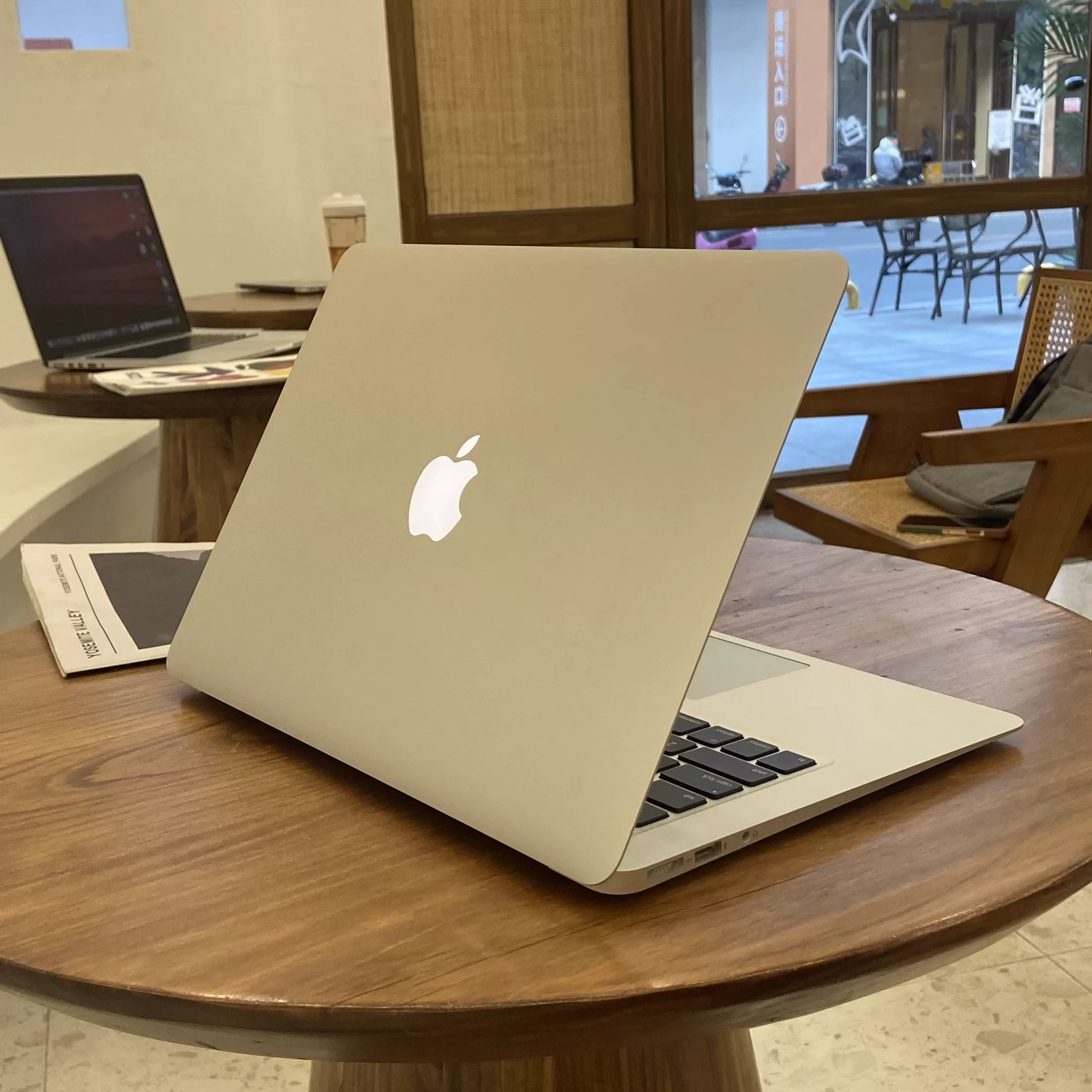 Apple, лёгкий портативный дизайн ноутбука, MacBook