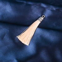 Кремового цвета