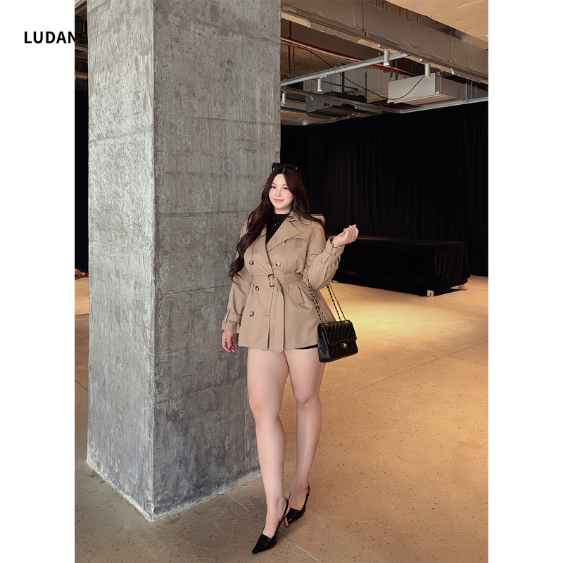Braised Egg Princess 2026 New Autumn Plus-Size Short Trench Coat with Waist-Cinching British Style Women's Jacket in Khaki Color Braised Egg Princess 2026 New Autumn Plus-Size Short Trench Coat with Waist-Cinching British Style Women's Jacket in Khaki Color