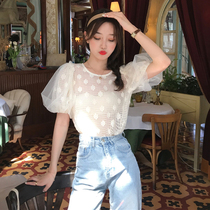Hipster mesh splicing bubble sleeve lace shirt womens summer design sense hollow hook flower Joker age age reduction micro top