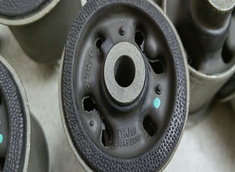 Apply to the Yueda Yi Yi Yi Yi Yi Yi Yi Yi Yi Yi Yi - wei NV 200 D50 R50 R50 front bridge rear bridge