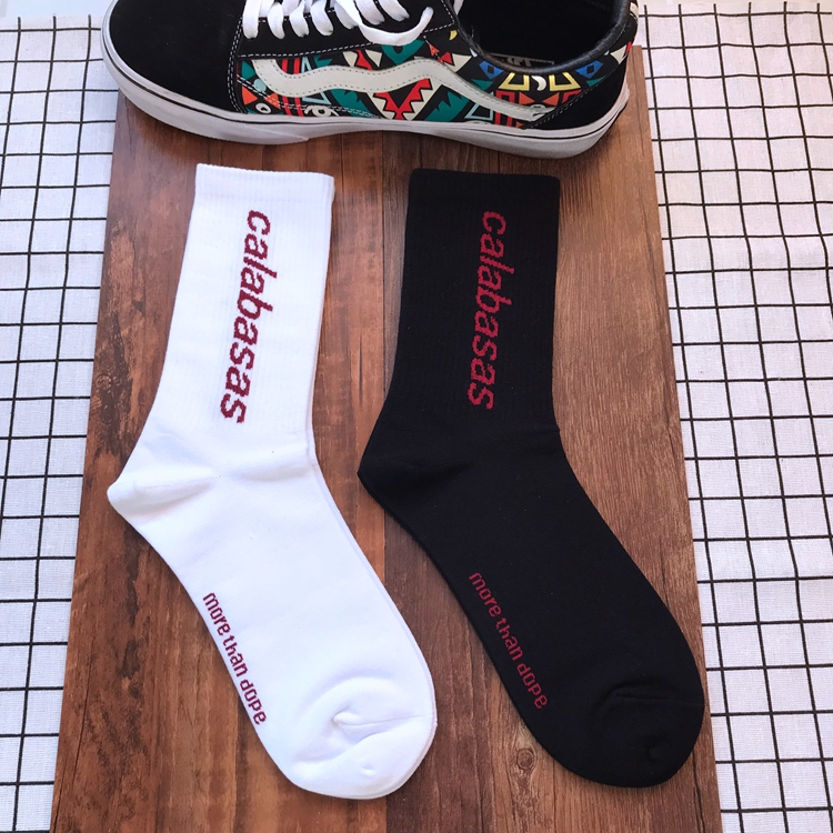 Châu âu và Hoa Kỳ vớ cotton đường phố Harajuku phong cách chữ cái trong vớ ống skateboard vớ thể thao nam giới và phụ nữ các cặp vợ chồng vớ dài triều