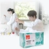 Cậu bé ngoan ngoãn bằng cồn cotton lau khử trùng