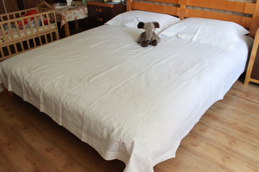 Cross cross Cross bed bed thêu vải bọc vải giường đỏ giường nệm khách sạn bàn trải giường khăn trải bàn rượu vang đỏ - Trang bị tấm khăn trải giường spa cao cấp
