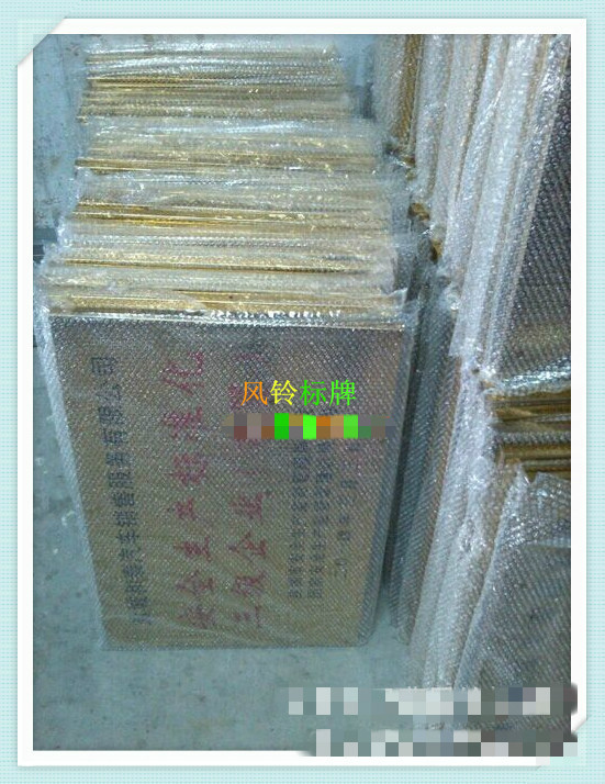 Dấu hiệu titan hình vòng cung tùy chỉnh Huy chương tùy chỉnh Đơn đặt hàng được thực hiện Đơn vị công ty mảng bám Xử lý Gương - Thiết bị đóng gói / Dấu hiệu & Thiết bị