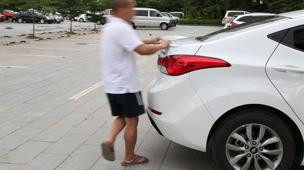 Đuôi xe Hyundai Rena Reina sửa đổi đàn piano sơn đặc biệt áp lực đuôi hiện đại Sửa đổi đuôi mà không cần đấm đuôi gió the thao ô tô