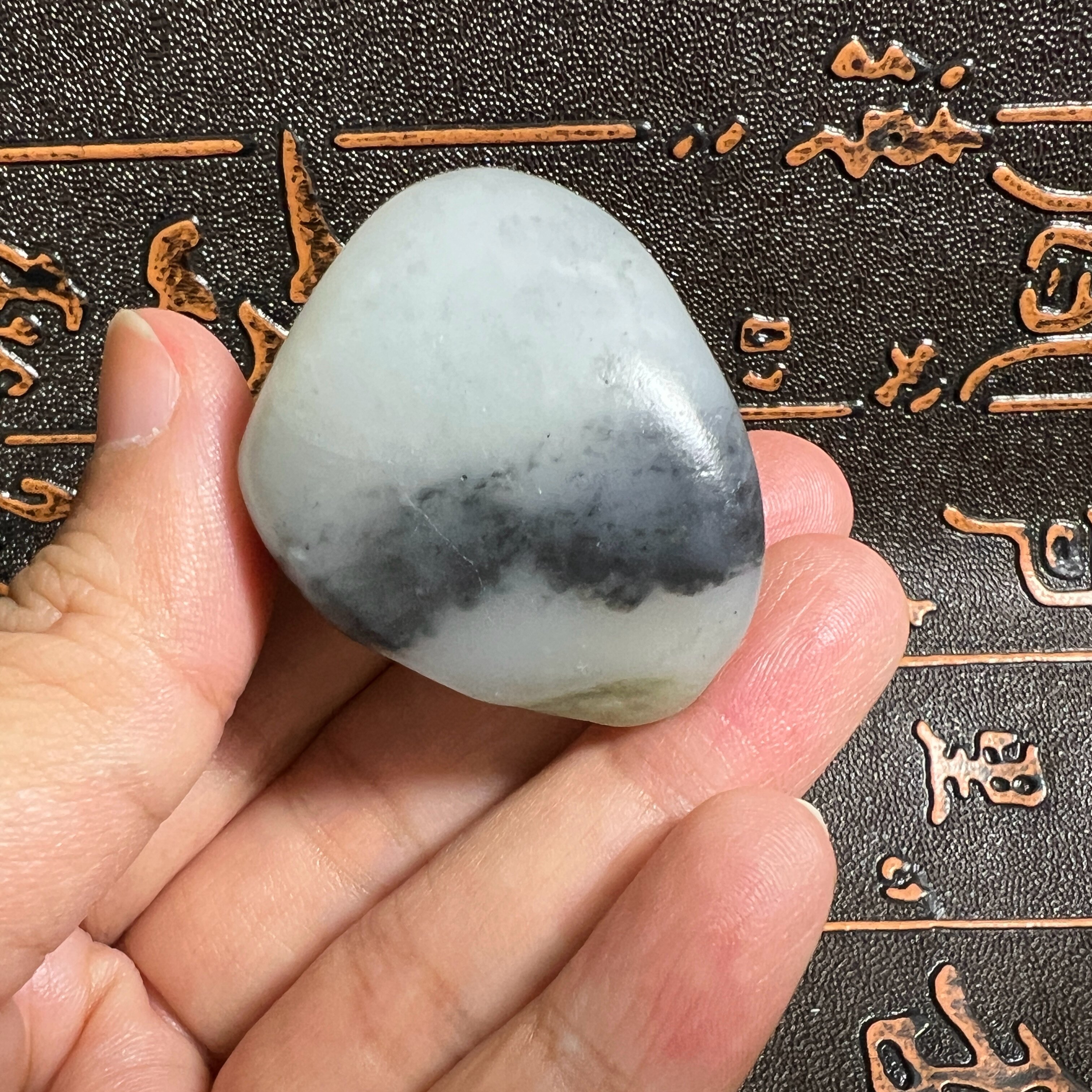 如何挑选一款雕刻精美的新疆和田玉籽料聚墨青花原石手把件？