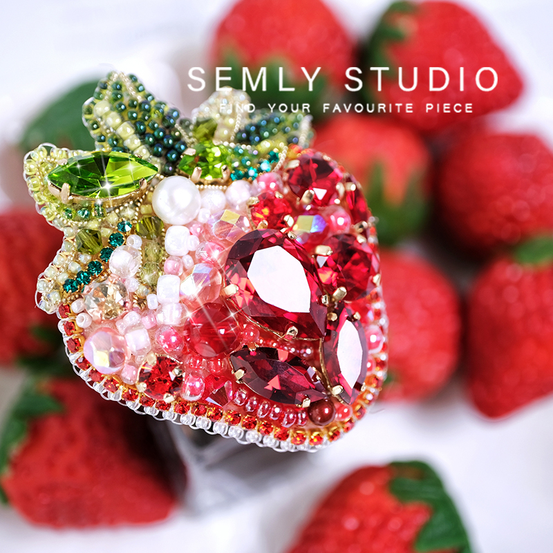 (SEMLY STUDIO) Material bag] Full bead embroidered strawberry brooch Schwaro rhinestone hand embroidered diy hand-Taobao