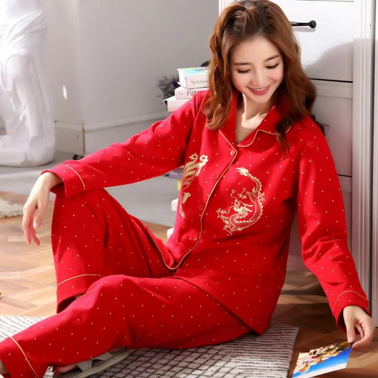 Mùa thu và mùa đông cotton dài tay áo len cha mẹ trẻ em một gia đình gồm ba người đàn ông lớn màu đỏ và phụ nữ bé mẹ và con gái bộ dịch vụ nhà