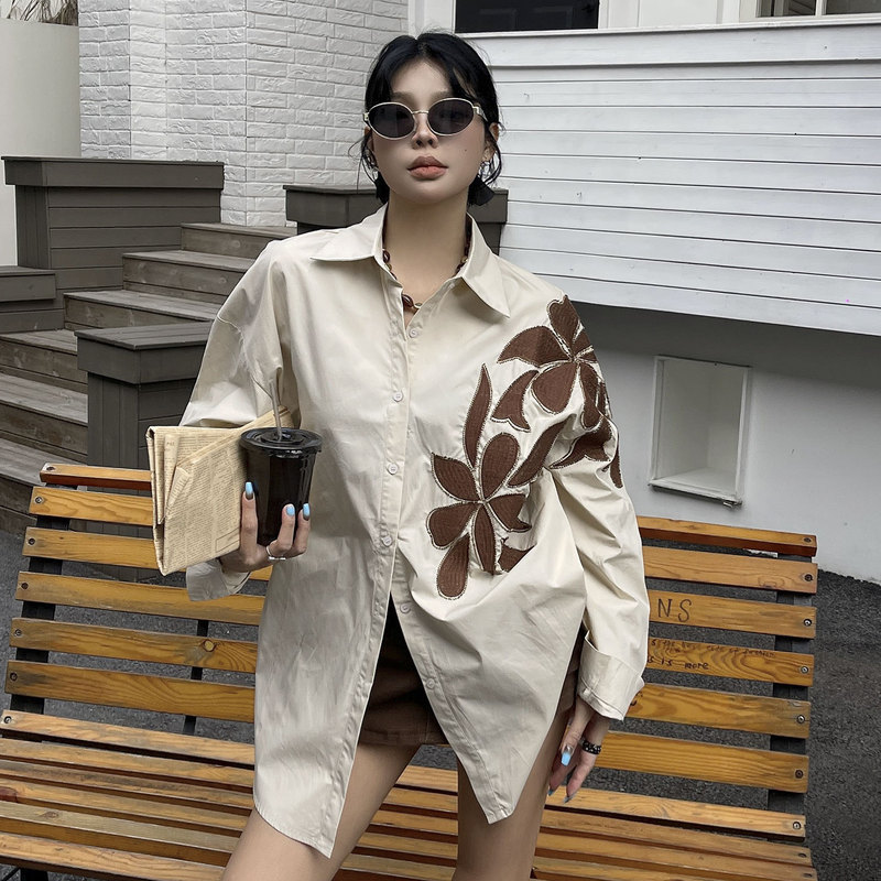 French-Style Lazy Elegance Heavy Embroidery Floral White Shirt for Women 2026 New Loose-Fitting Elegant Light Luxury Vintage Top