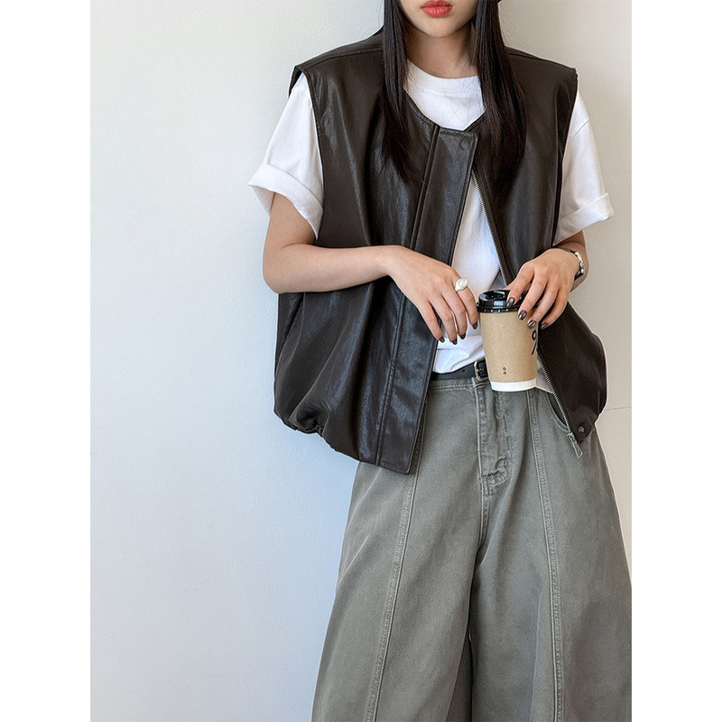 Coffee-Colored Melard Short Waist-Cinching Round-Neck Pu Leather Vest for Women, Old Money Style Sleeveless Vest, Fashionable and Stylish for Outerwear Coffee-Colored Melard Short Waist-Cinching Round-Neck Pu Leather Vest for Women, Old Money Style Sleeveless Vest, Fashionable and Stylish for Outerwear