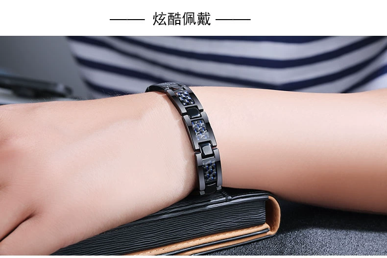 Của nam giới Hàn Quốc phiên bản của sợi carbon thủy triều của nam giới cá tính bracelet titanium thép đơn giản thanh niên trang sức nam châm có thể được chữ sinh viên