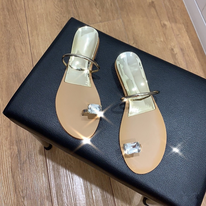 A Pair of Flat Platform Wedge Beach Sandals for Women, Similar to the Style Worn by Older Sisters, with Rhinestones and Toe Straps