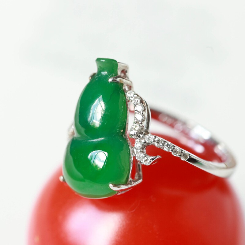 Splashed ink. Natural full green gourd jade, 18K white gold inlaid with diamonds, ring/ring (original 7000