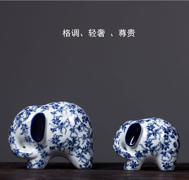 Jingdezhen ceramic elephant furnishing articles bridal chamber decorates a pair of blue and white porcelain like arts and crafts