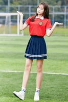 Красная футболка, юбка