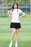 Хлопковая футболка, черная юбка