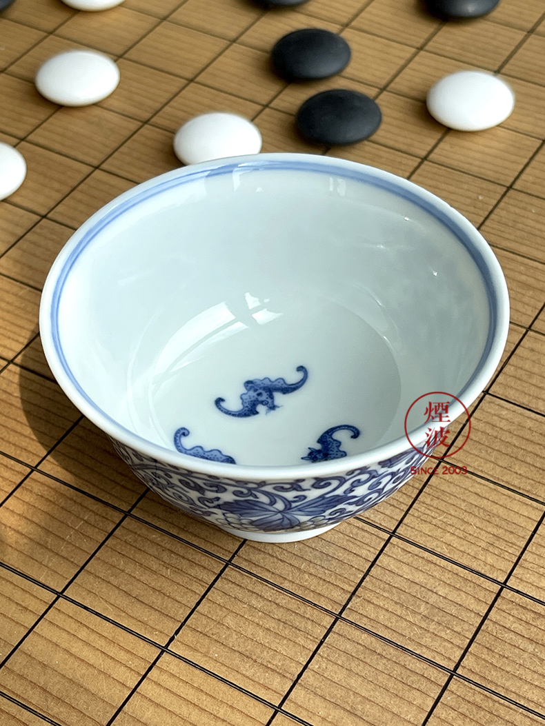 Jingdezhen lesser RuanDingRong made lesser collection model of blue and white grape grain youligong tangled branches bats cup drawing