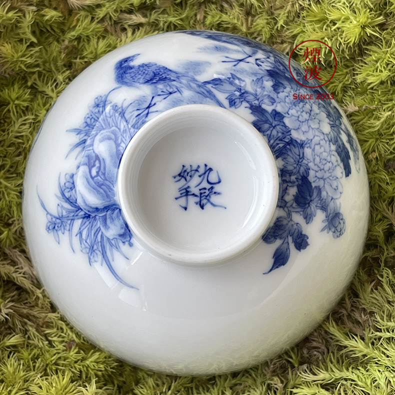 The smoke jingdezhen blue and white nine calcinations hand model of blue and white rock lotus flower heart cup sample tea cup