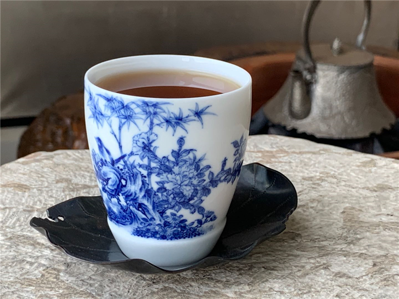 Those jingdezhen nine calcinations hand - made of blue and white porcelain painting of flowers and edify kudan hand cup tea cups