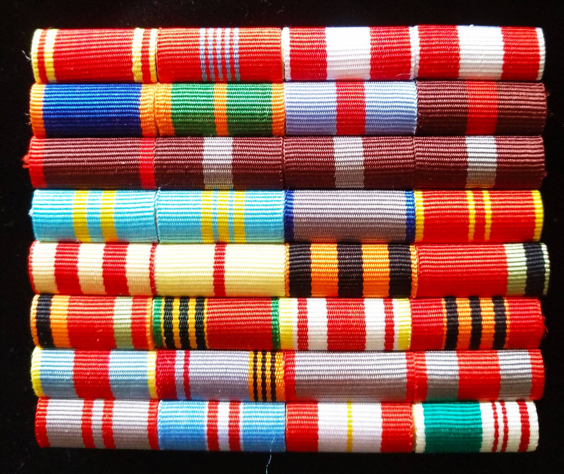 The colored cloth strips on the chest of the Soviet Medal of Merit badge are customized to each block per R10 yuan